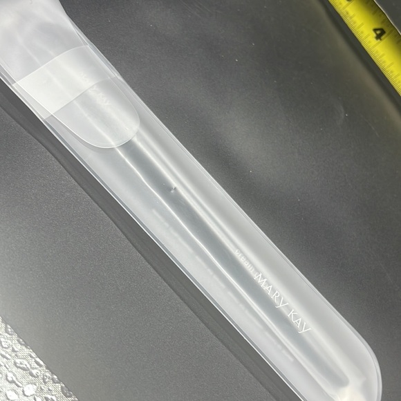 NEW MARY KAY BRUSH - Picture 1 of 5